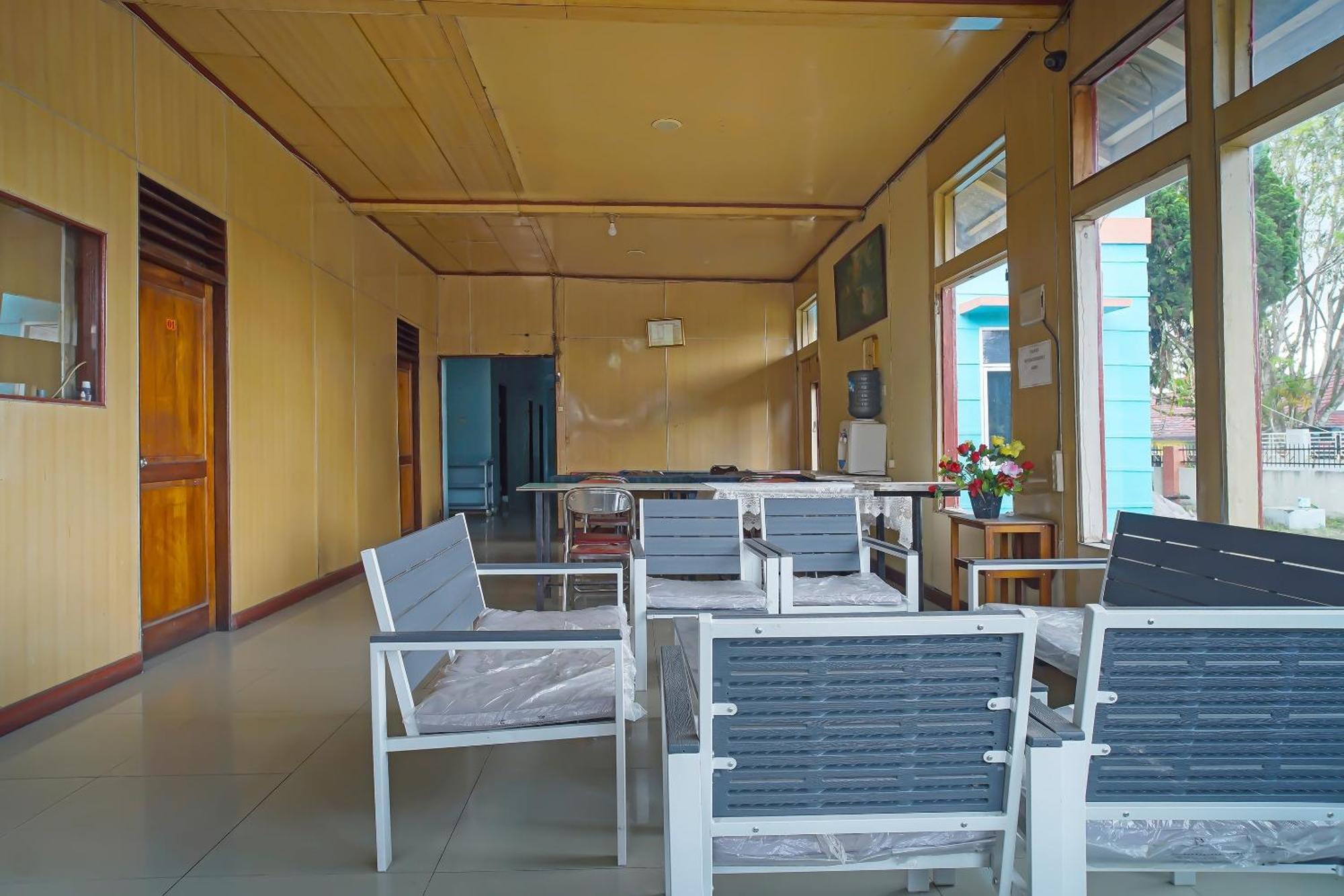 Oyo 92577 Hotel Sidikalang Near Kejaksaan Negeri Dairi Екстериор снимка